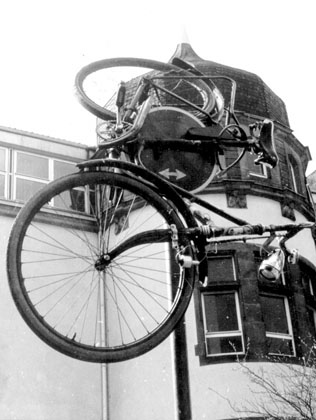 fahrrad_auf_strassenschild